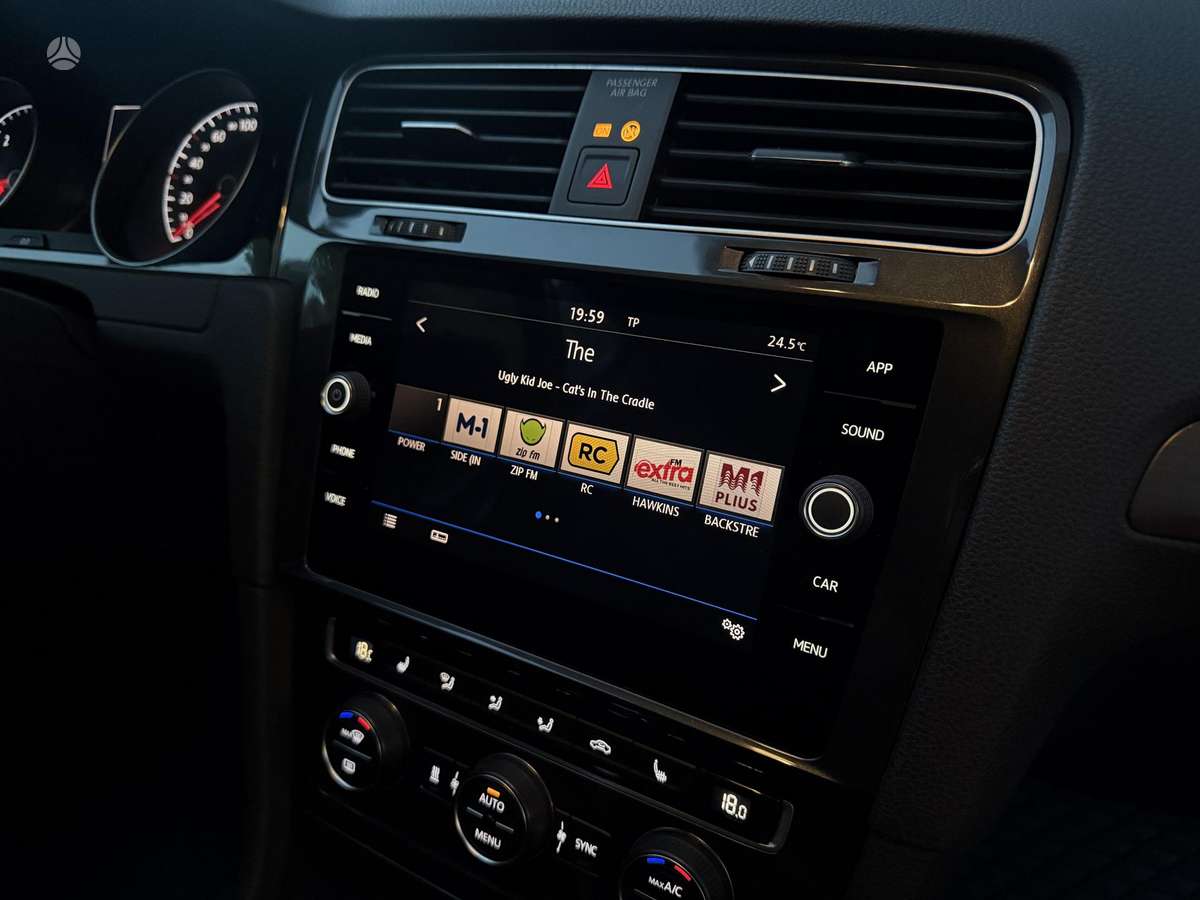 Volkswagen Golf - 8