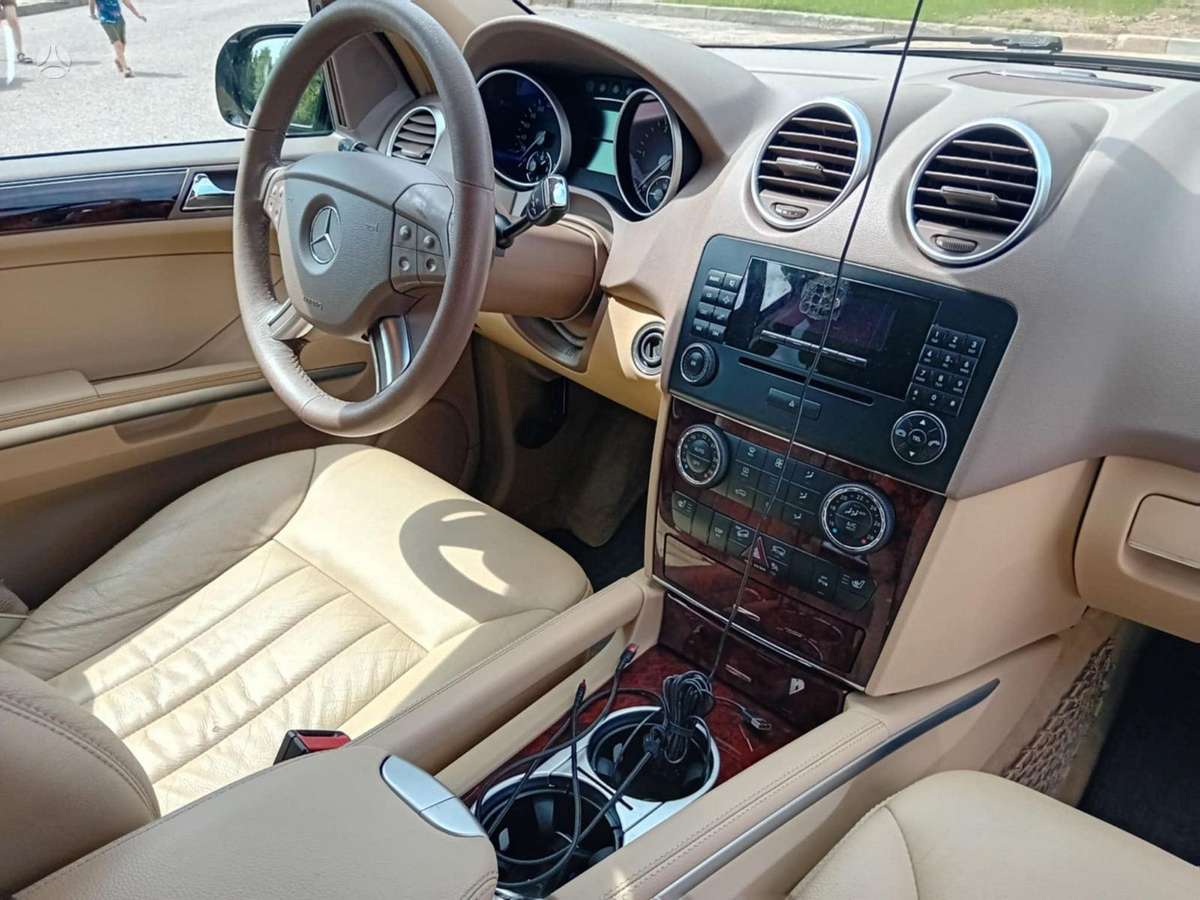 Mercedes-Benz 320 - 3