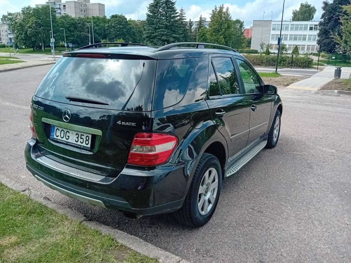 Mercedes-Benz 320 - 5