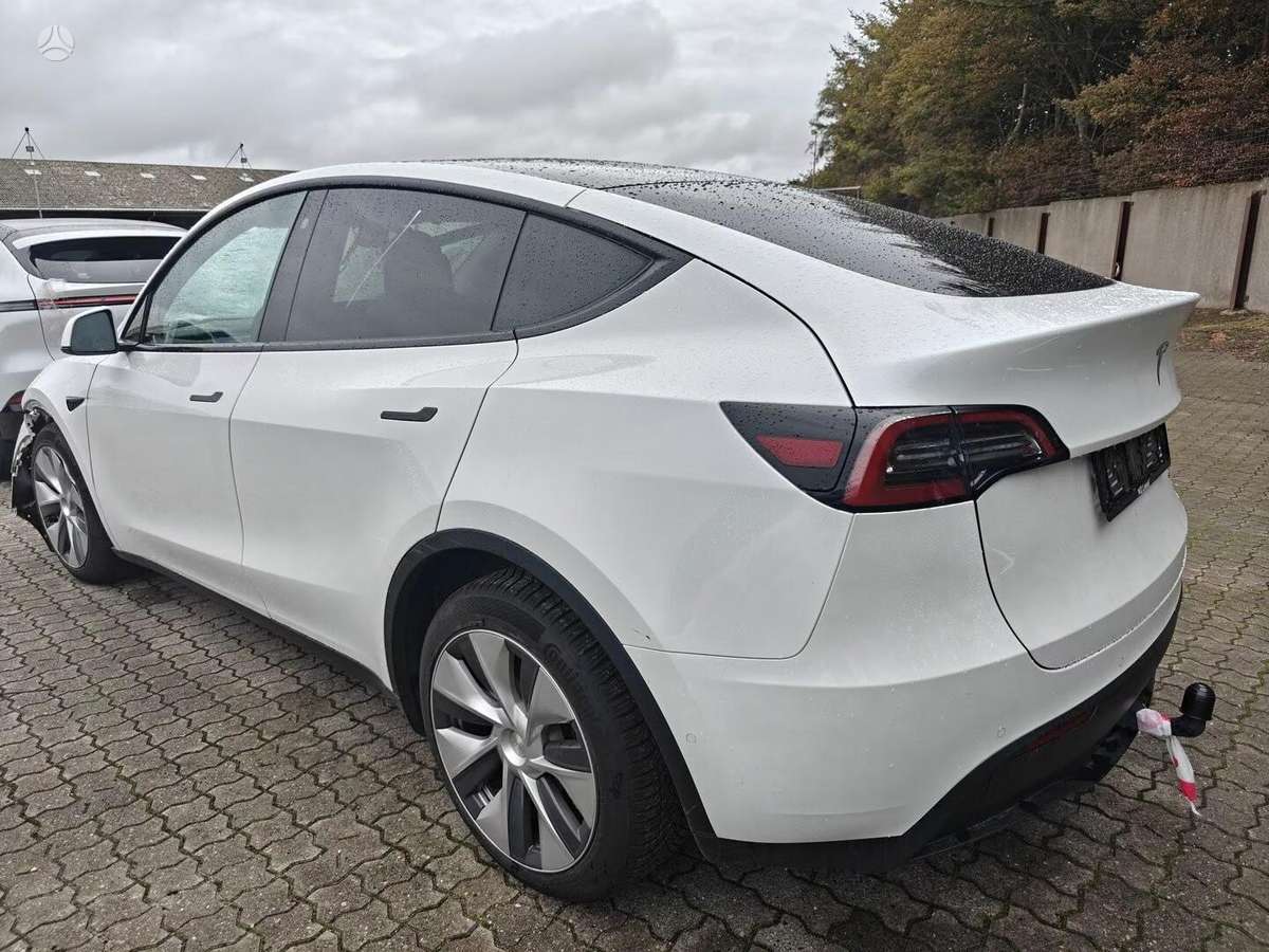 Tesla Model Y - 3