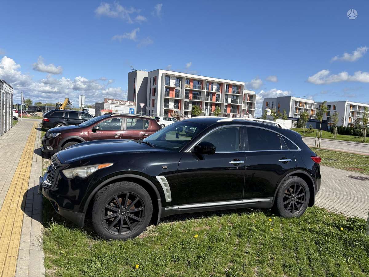 Infiniti FX35 - 1