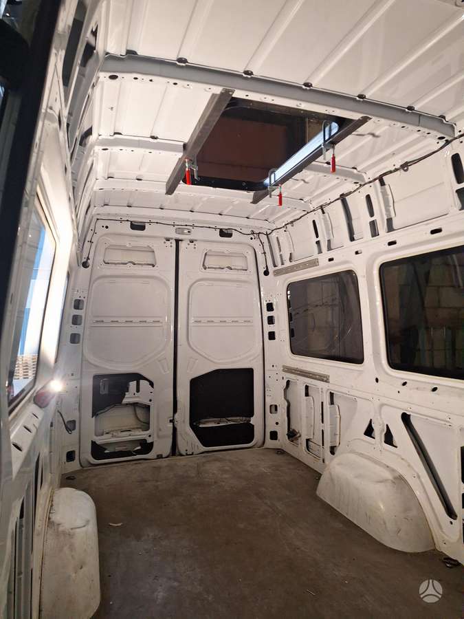 Mercedes-Benz Sprinter windows