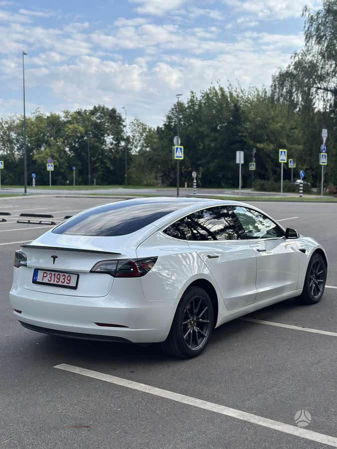 Tesla Model 3 - 4