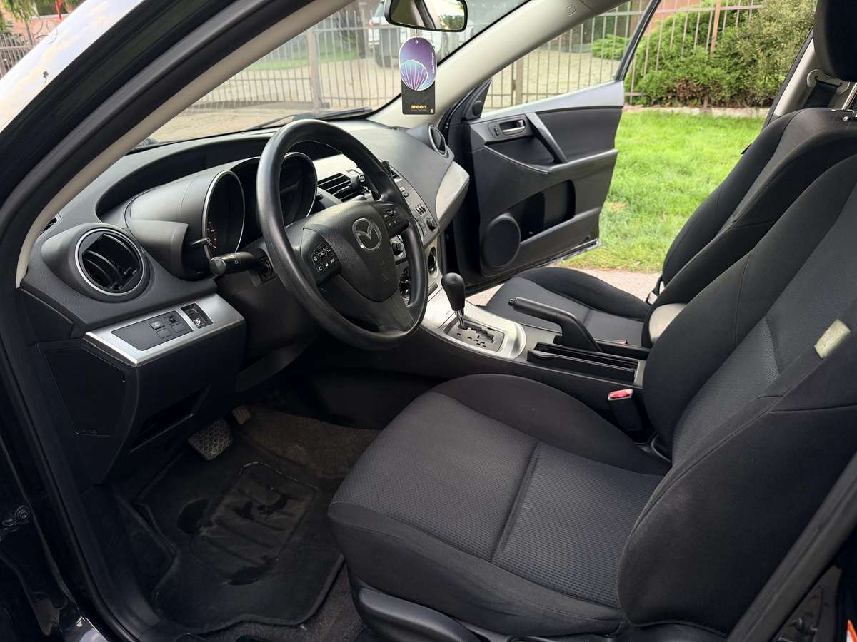Mazda 3, 2.0 l., saloon / sedan
