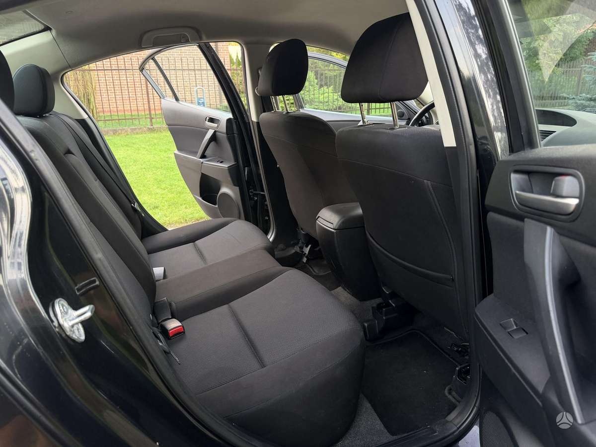 Mazda 3, 2.0 l., saloon / sedan
