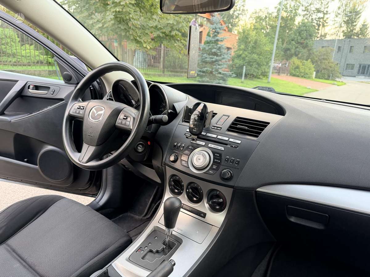 Mazda 3, 2.0 l., saloon / sedan