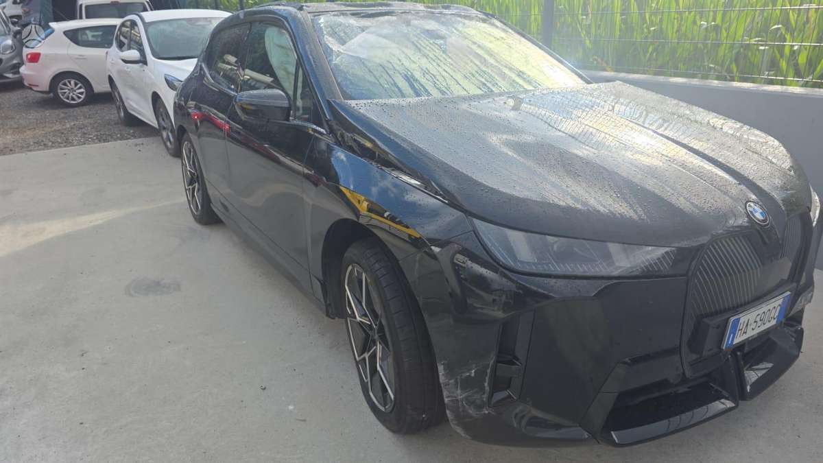 BMW iX - 8