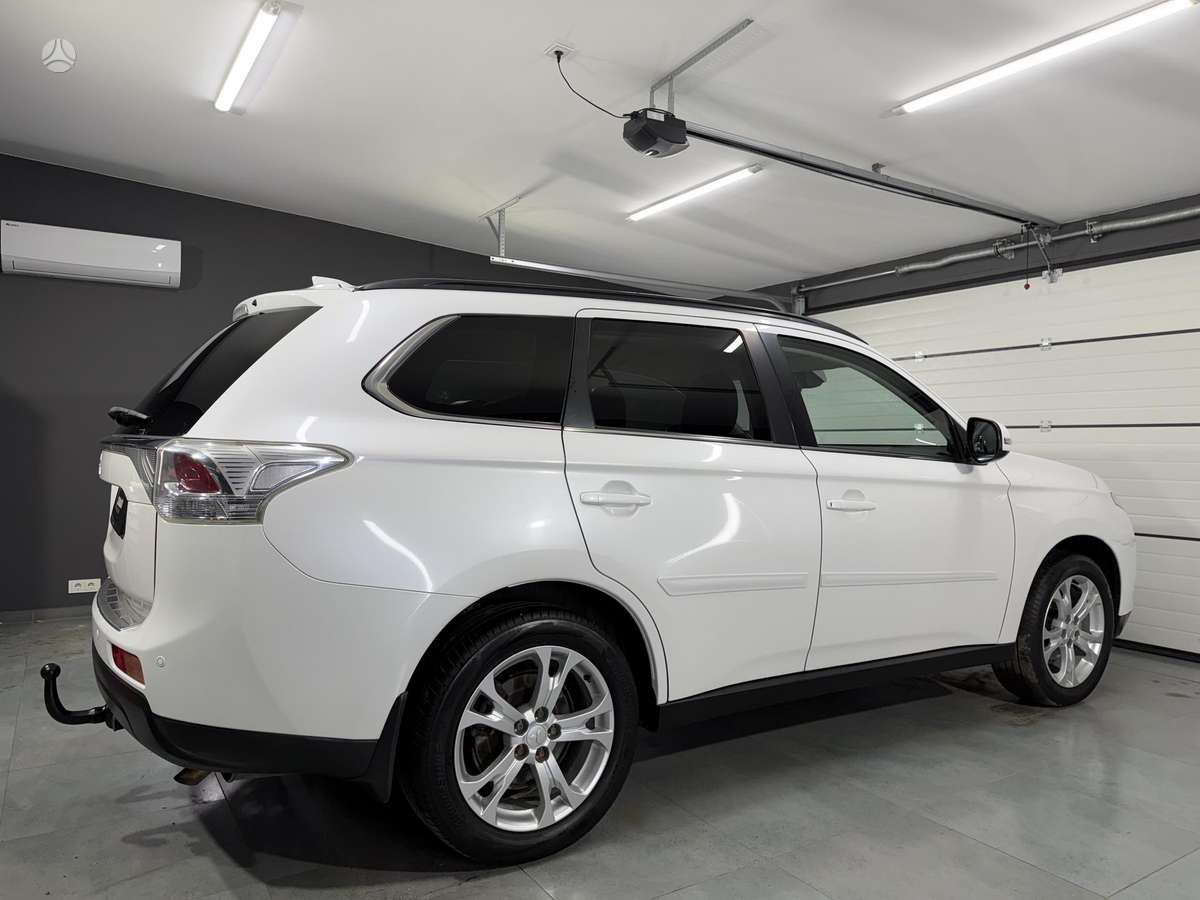 Mitsubishi Outlander - 2