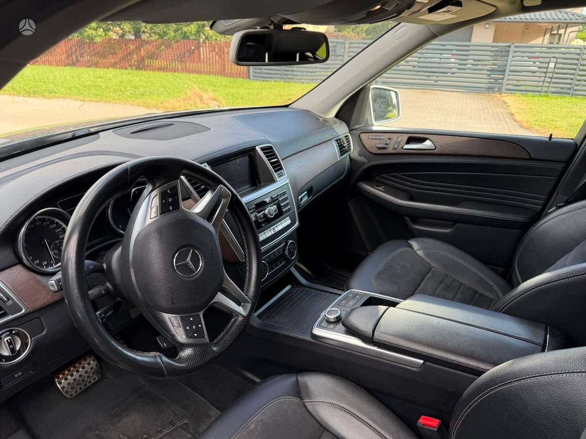 Mercedes-Benz ML350 - 4