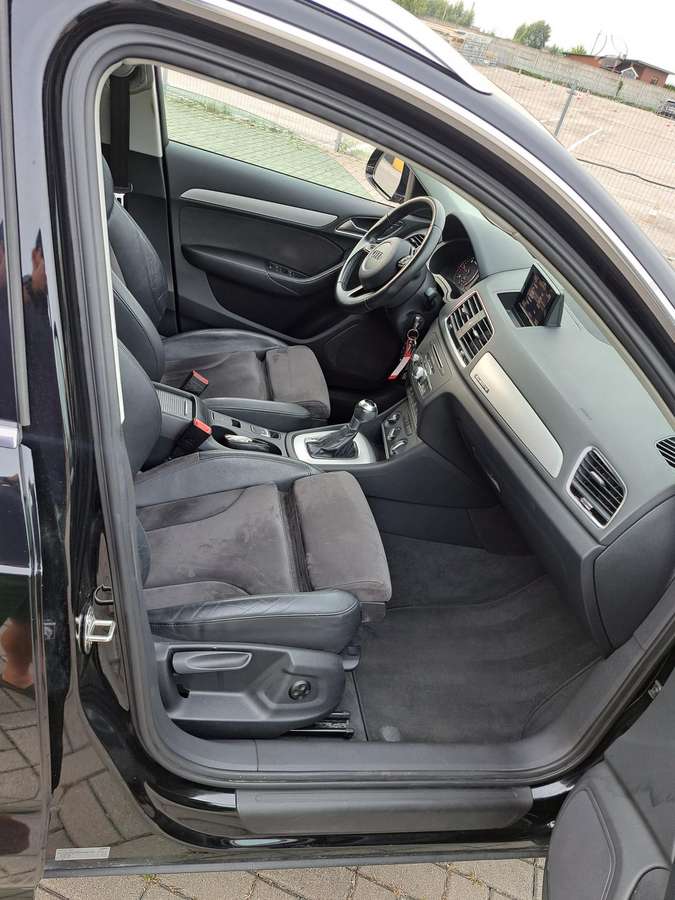 Audi Q3, 2.0 l., off-road / crossover