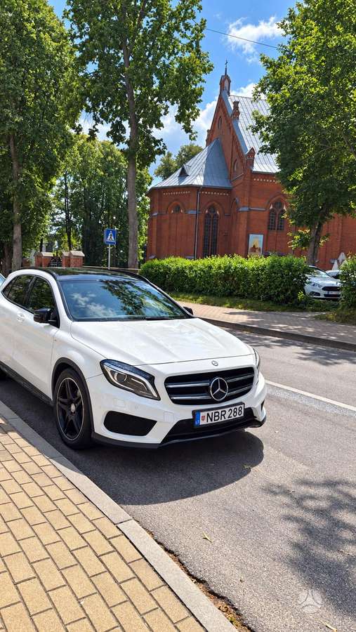 Mercedes-Benz GLA220 - 1