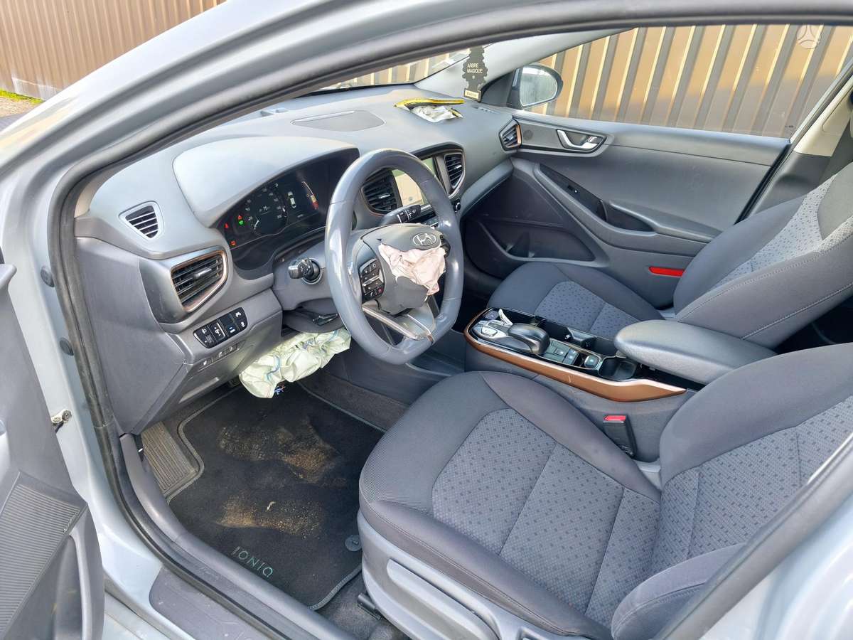 Hyundai IONIQ - 10