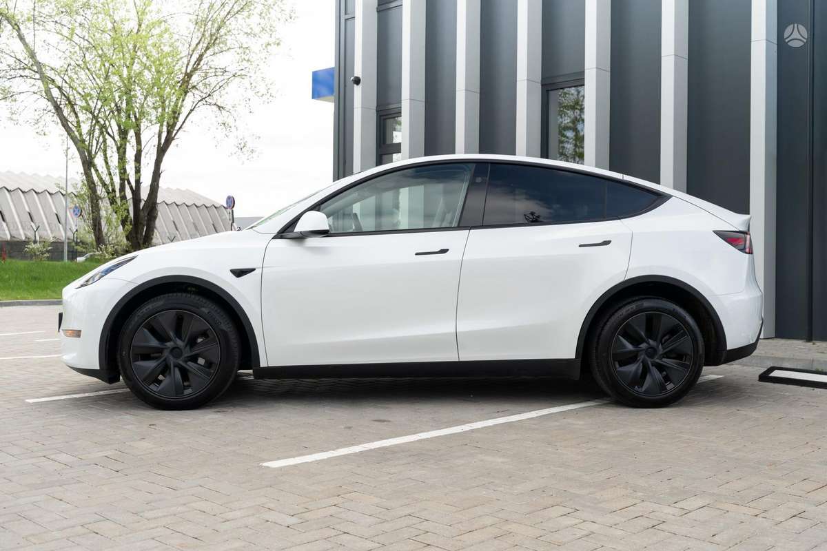 Tesla Model Y - 2