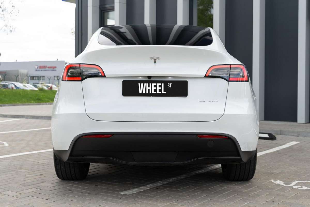 Tesla Model Y - 4