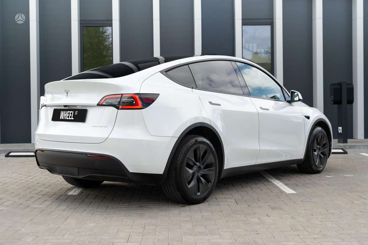 Tesla Model Y - 5