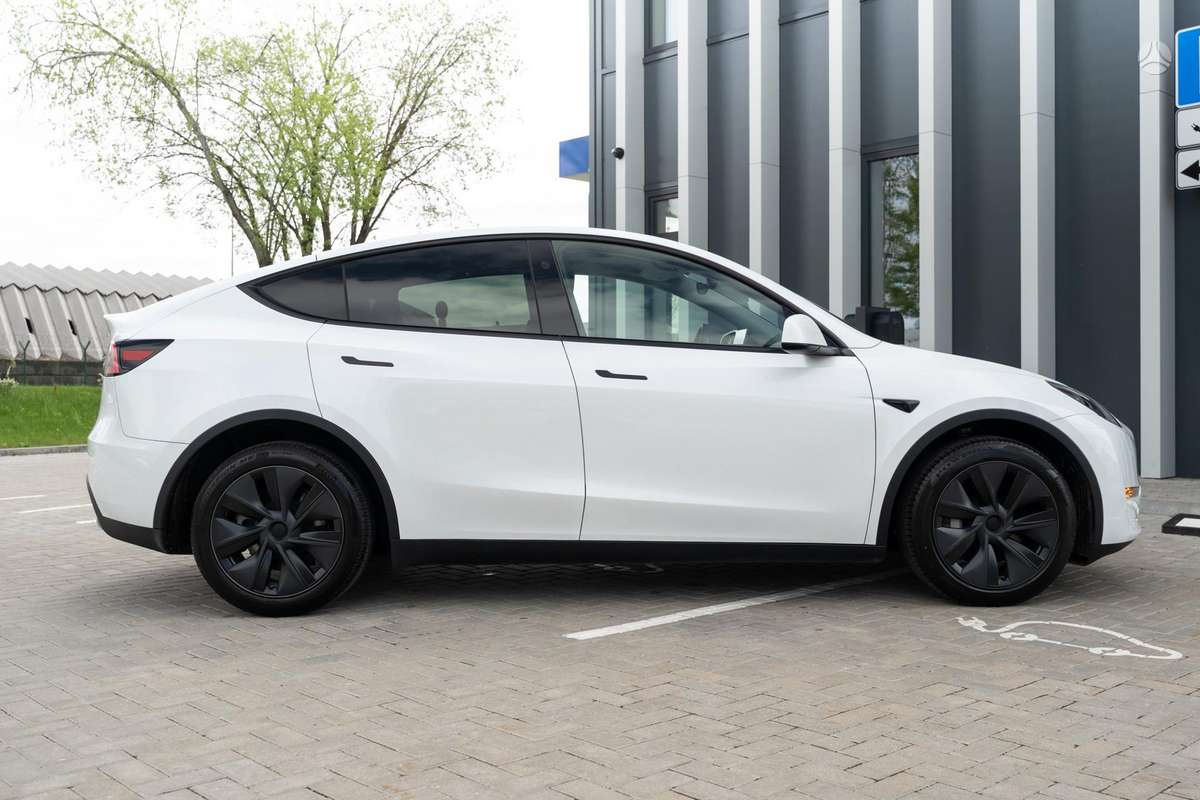 Tesla Model Y - 6