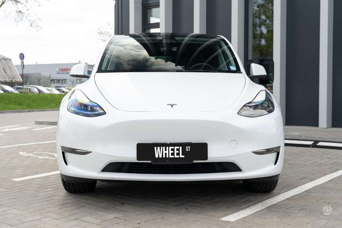 Tesla Model Y - 8