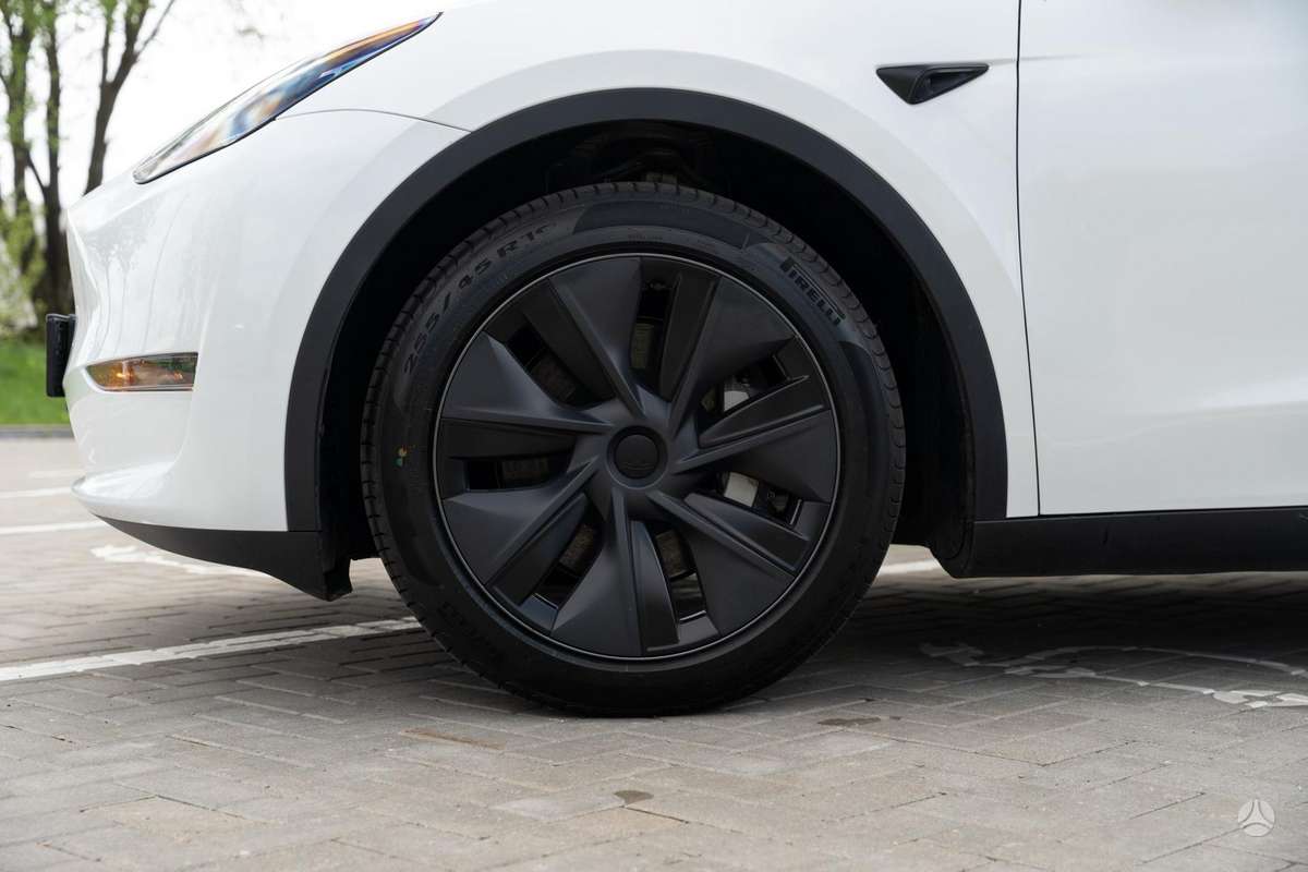 Tesla Model Y - 11