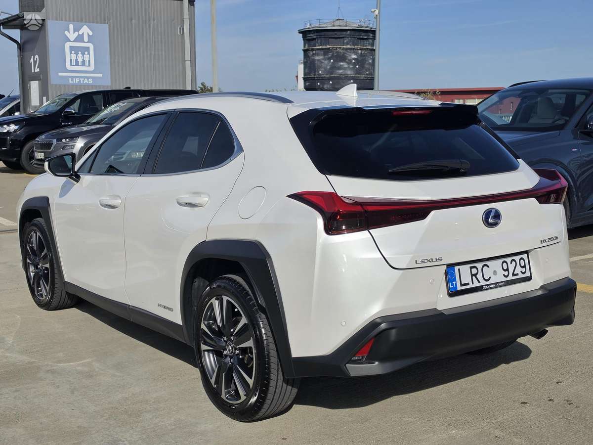 Lexus UX 250h - 11