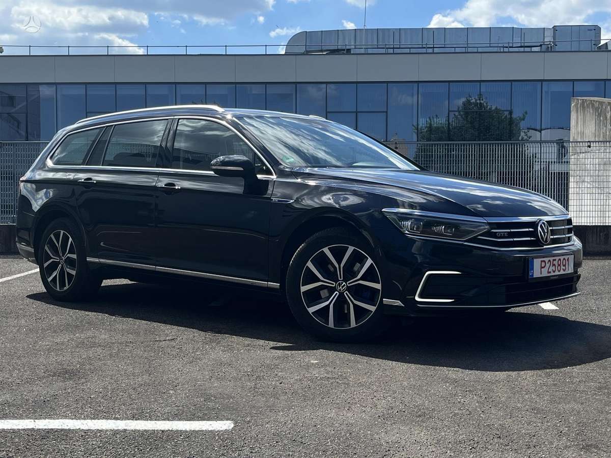 Volkswagen Passat - 1
