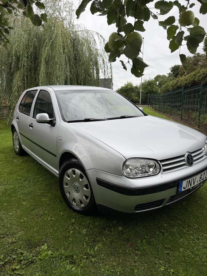 Volkswagen Golf - 1
