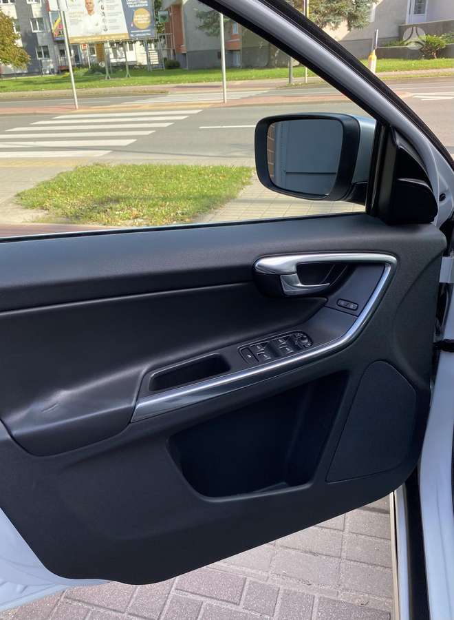 Volvo XC60, 2.4 l., off-road / crossover