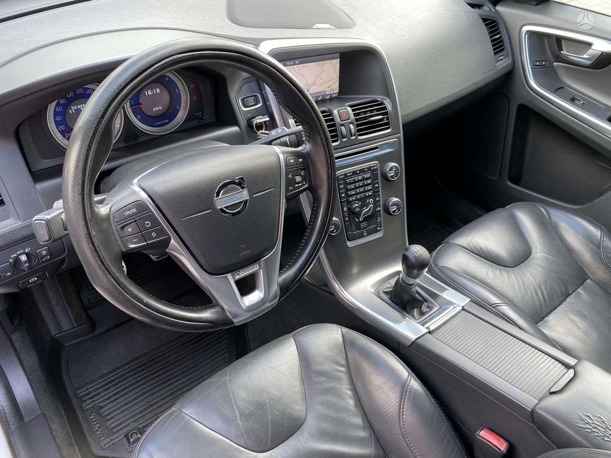 Volvo XC60, 2.4 l., off-road / crossover