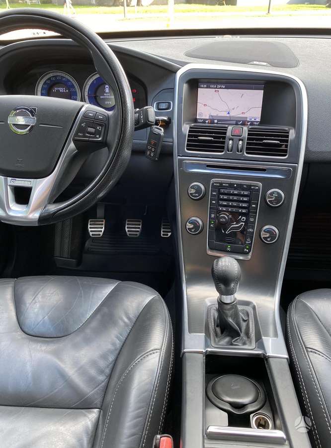 Volvo XC60, 2.4 l., off-road / crossover