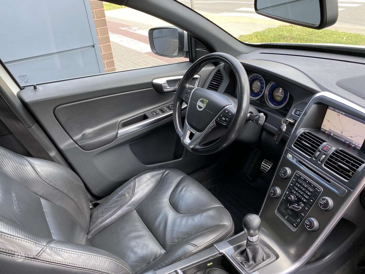 Volvo XC60, 2.4 l., off-road / crossover