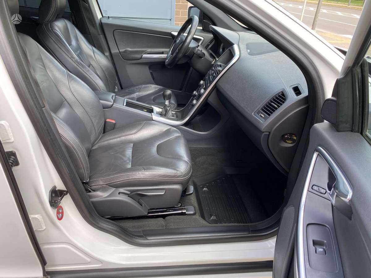 Volvo XC60, 2.4 l., off-road / crossover