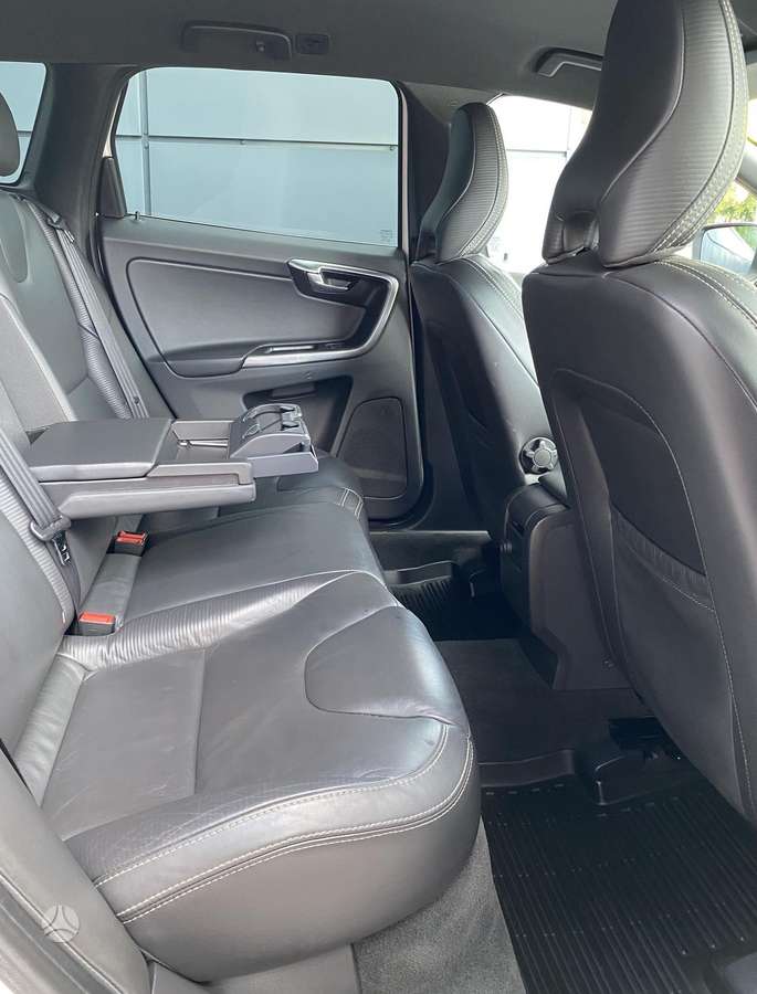 Volvo XC60, 2.4 l., off-road / crossover