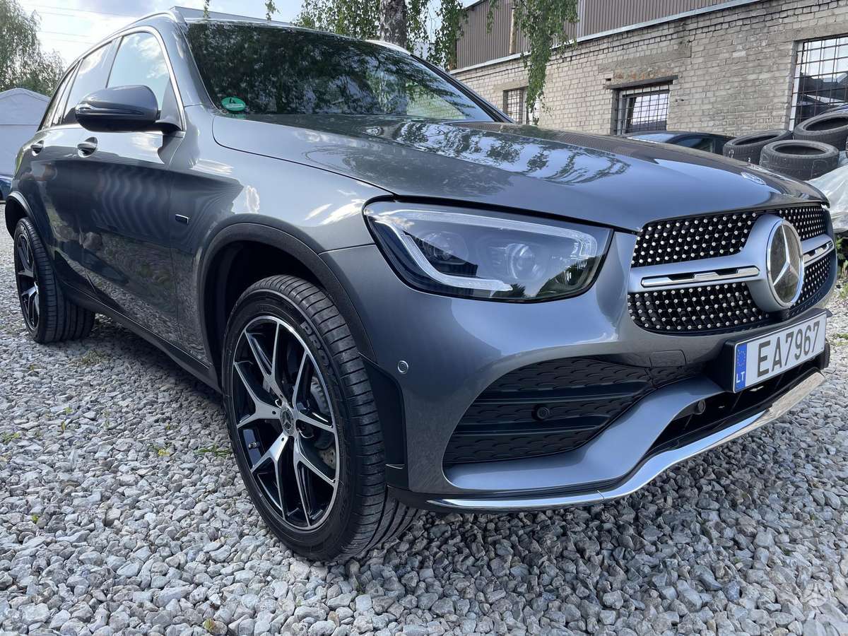 Mercedes-Benz GLC300 - 1