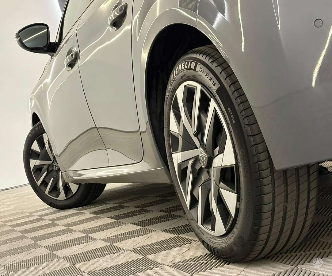 Peugeot 208, 1.2 l., hatchback