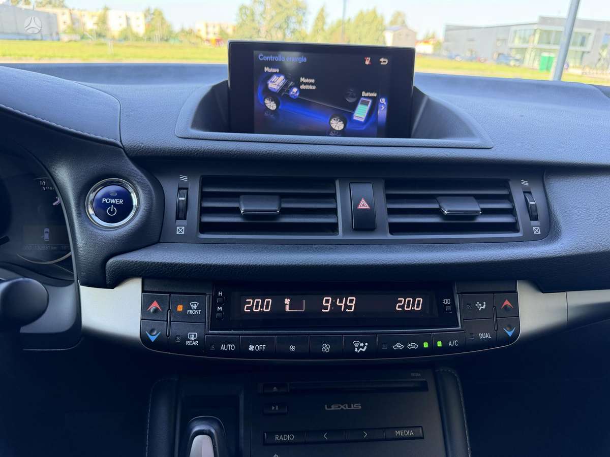 Lexus CT 200h - 10