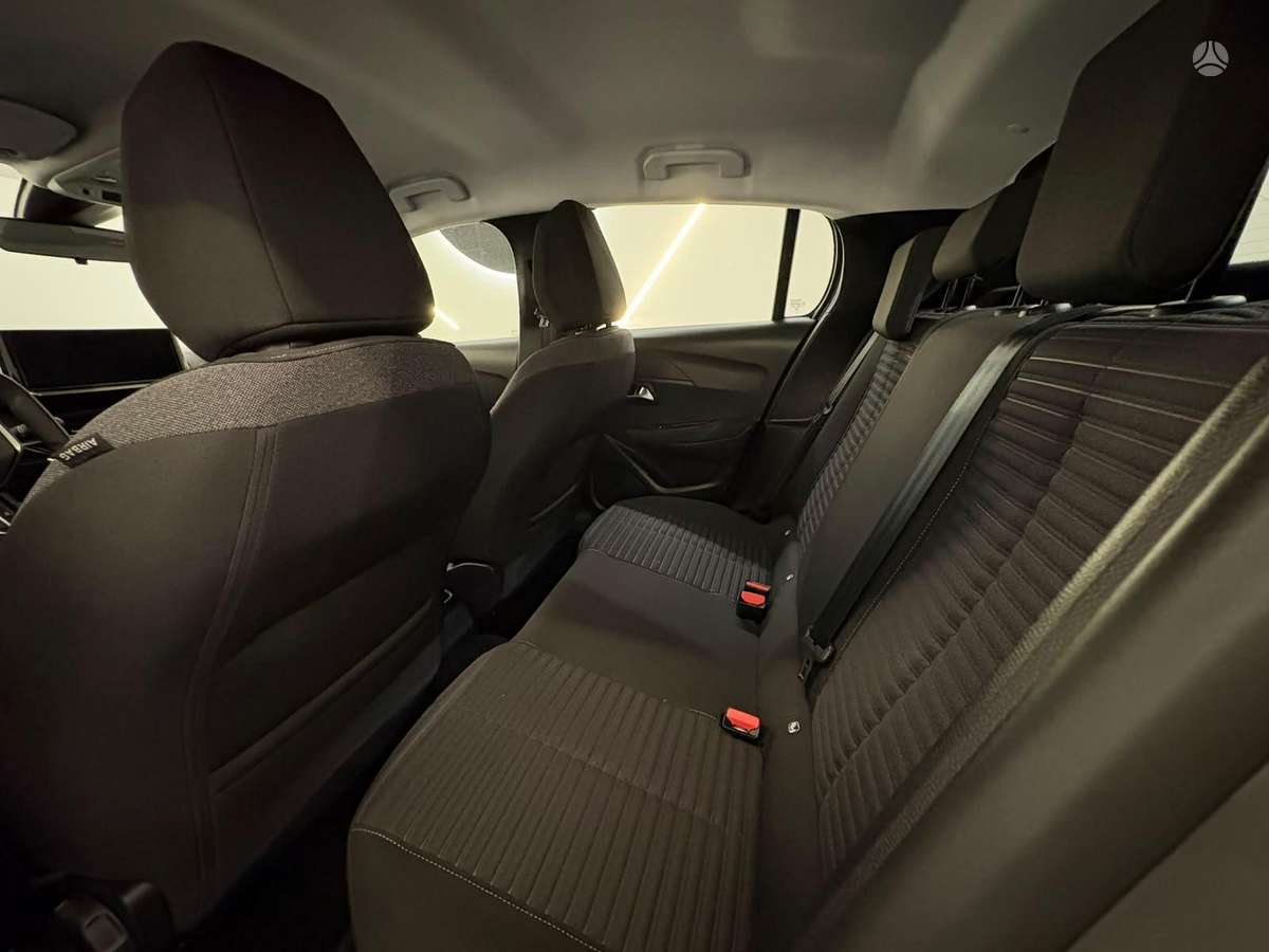 Peugeot 208, 1.2 l., hatchback