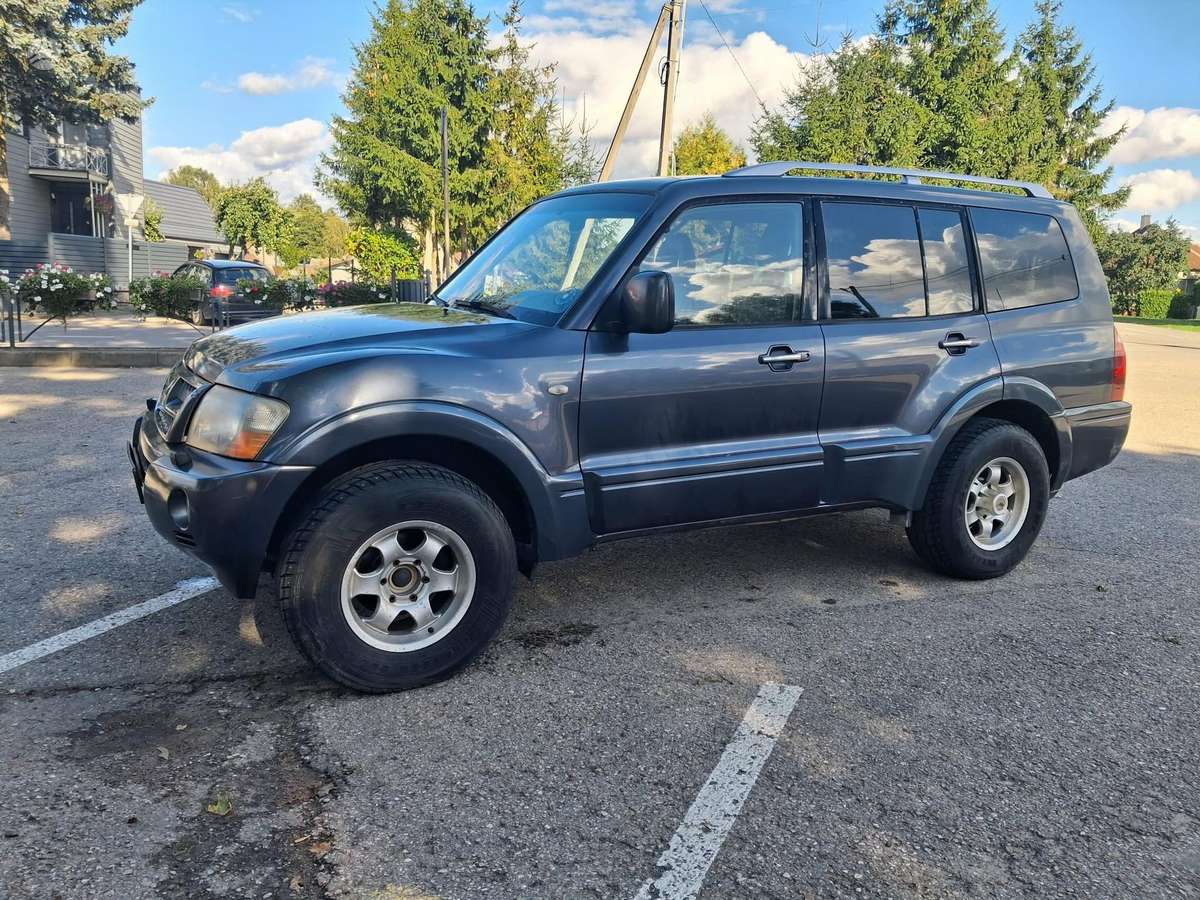Mitsubishi Pajero - 1