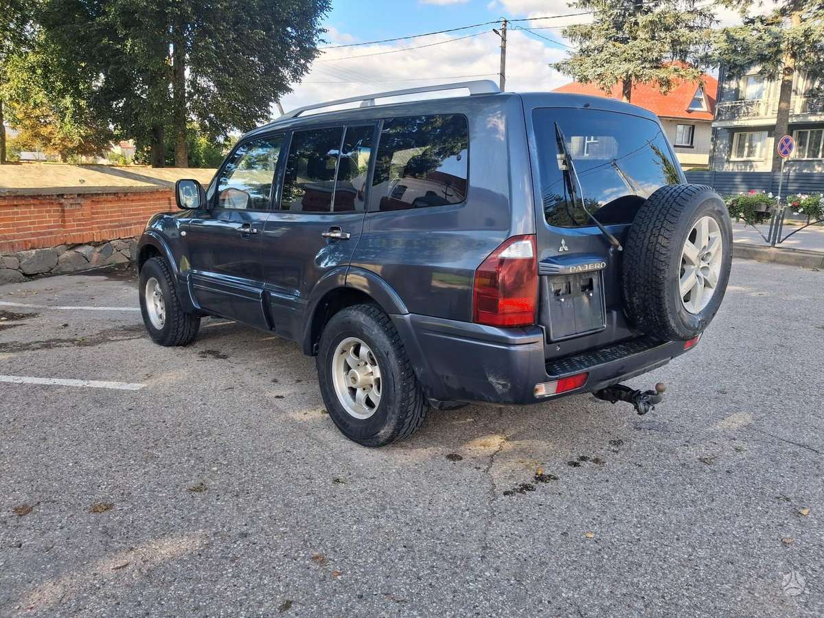Mitsubishi Pajero - 2