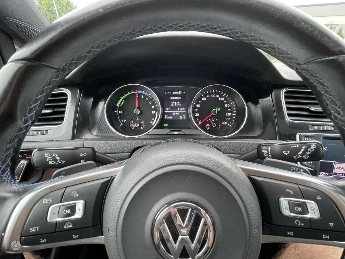 Volkswagen Golf - 6