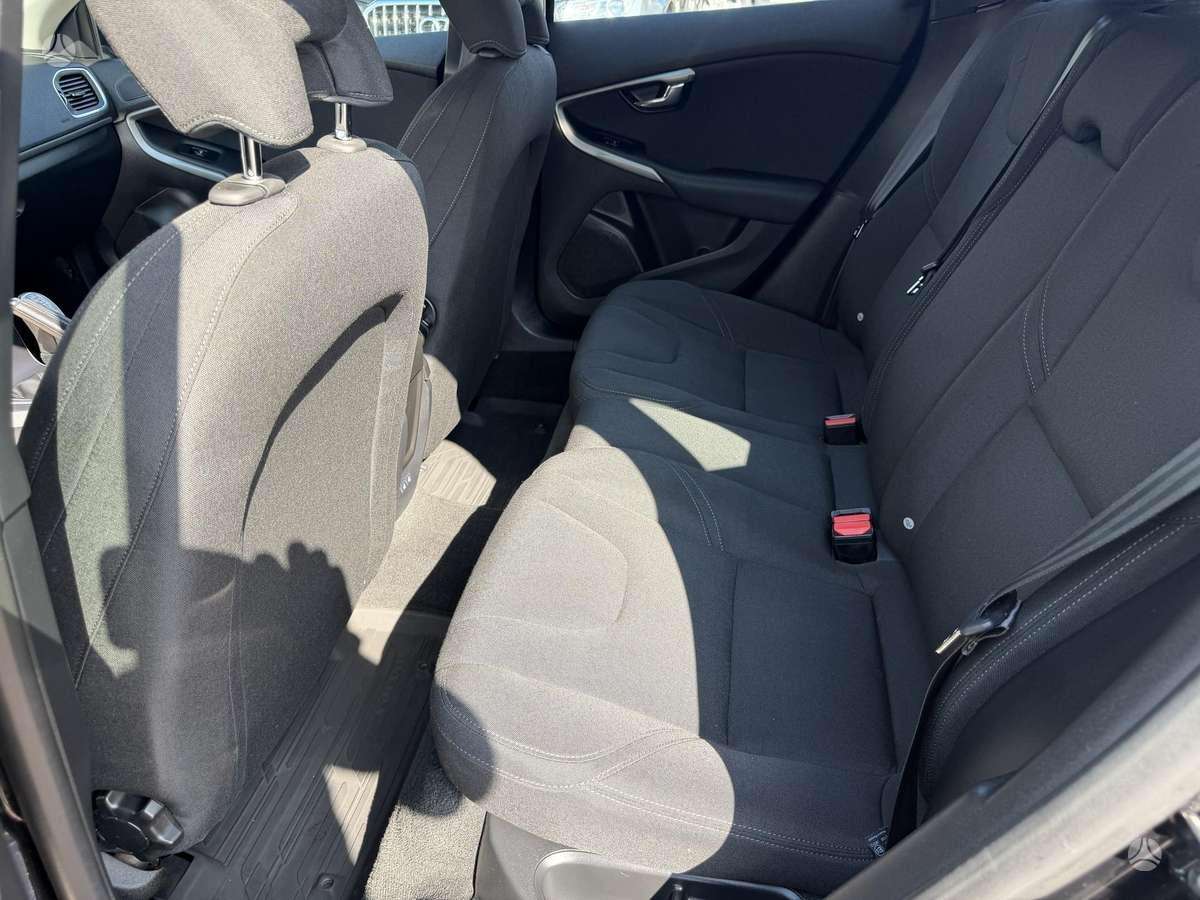 Volvo V40, 1.6 l., hatchback