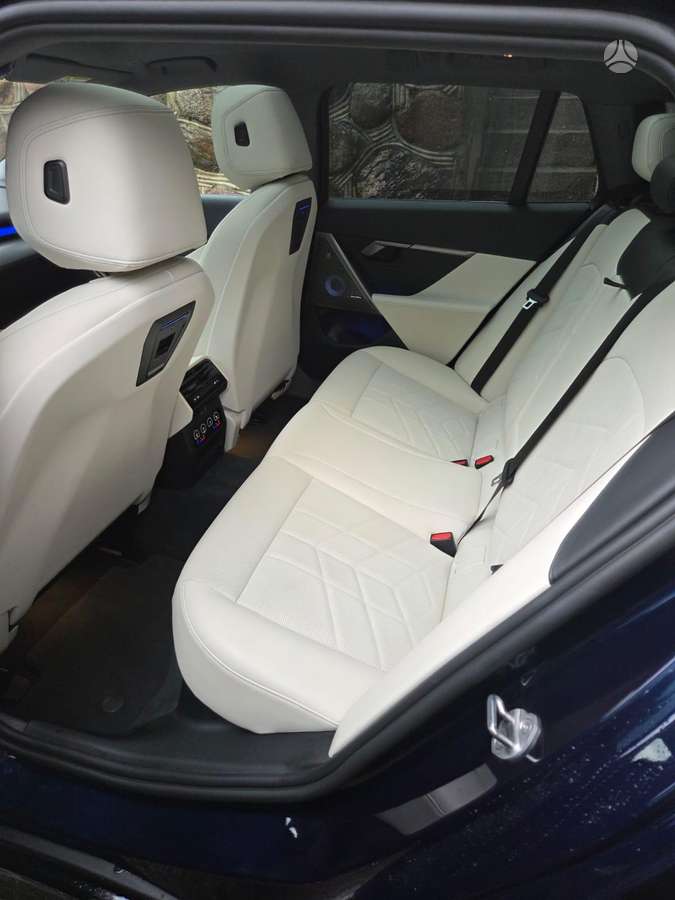 BMW i5 - 11