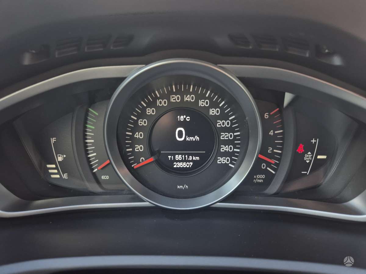 Volvo V40, 1.6 l., hatchback