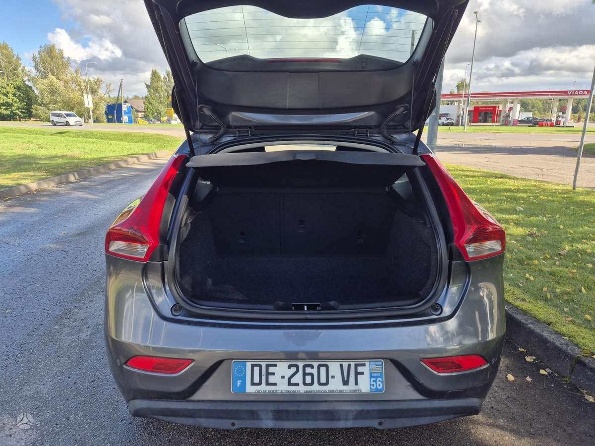 Volvo V40, 1.6 l., hatchback