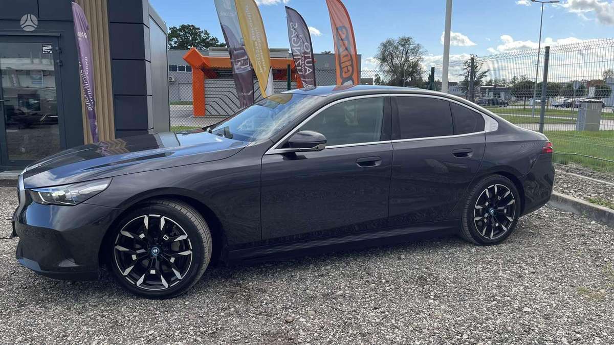 BMW i5 - 12