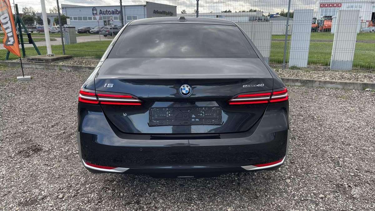 BMW i5 - 10