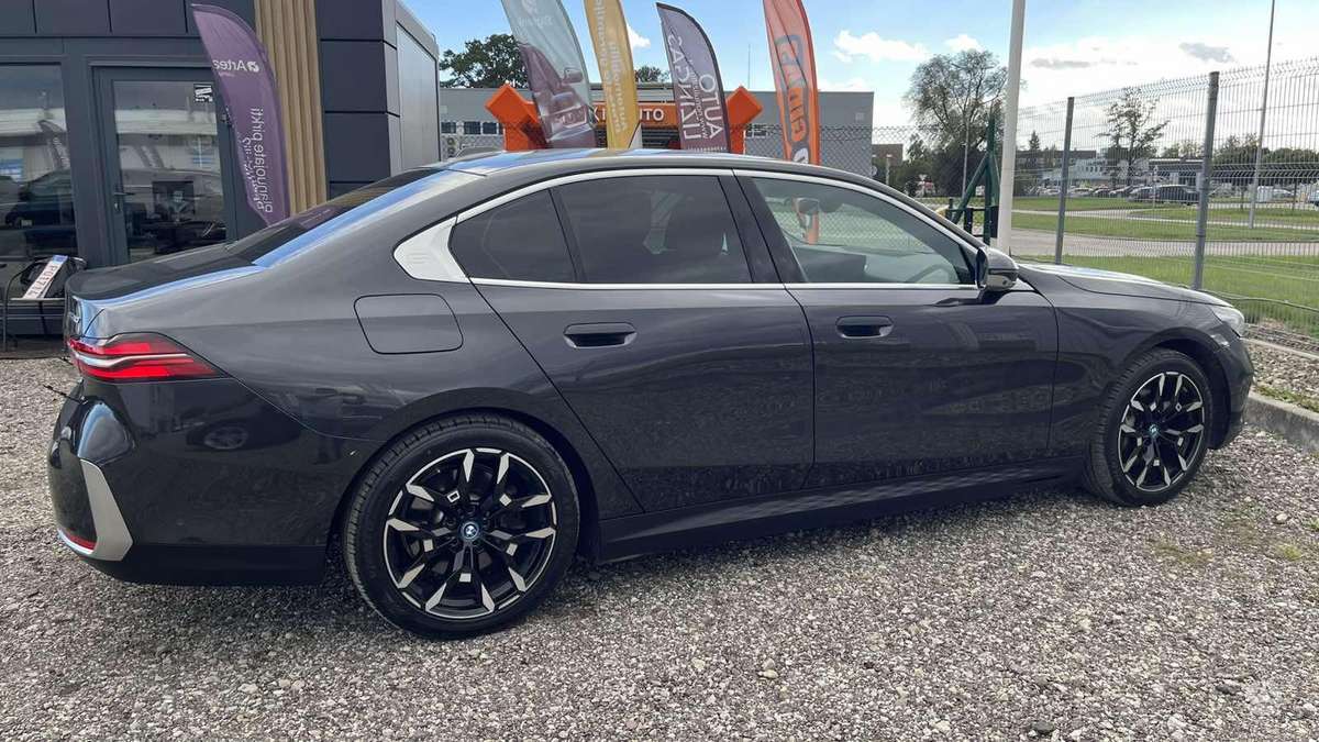 BMW i5 - 8