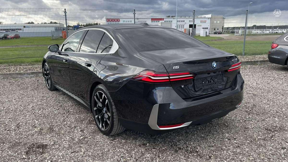 BMW i5 - 11