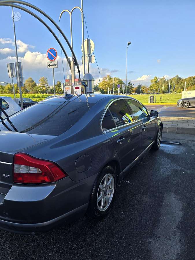 Volvo S80, Седан