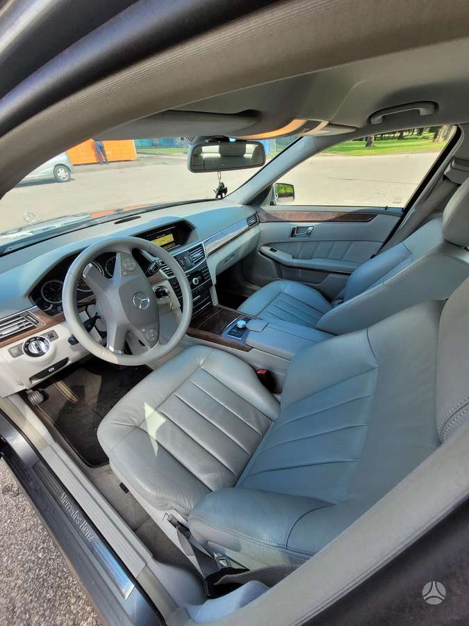 Mercedes-Benz E300, 3.0 l., Седан