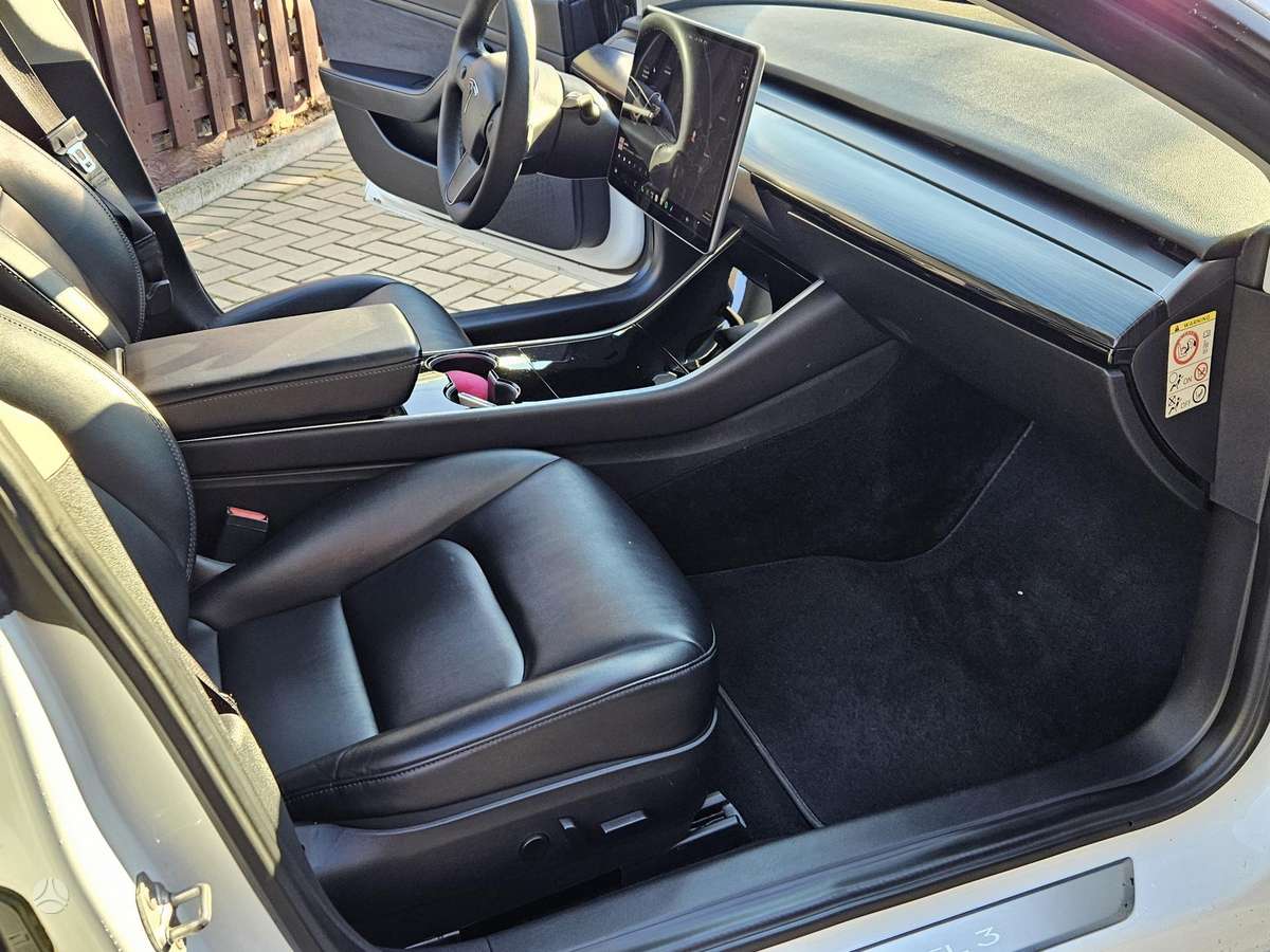 Tesla Model 3 - 8