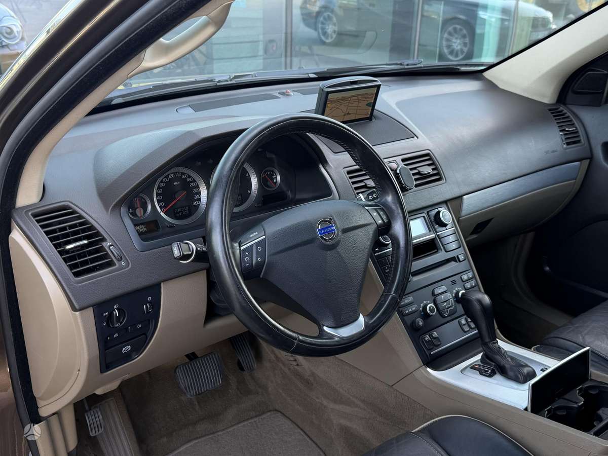 Volvo XC90, 2.4 l., off-road / crossover